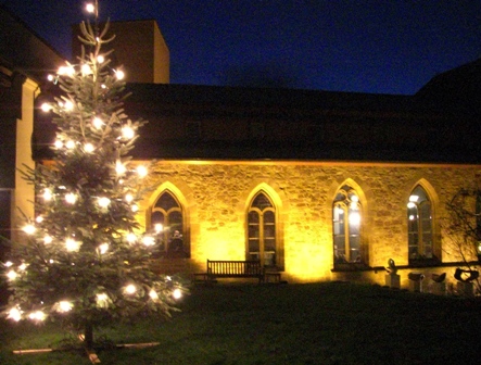 Der weihnachtlich geschmückte Innenhof des Hotel Kloster Hornbach.