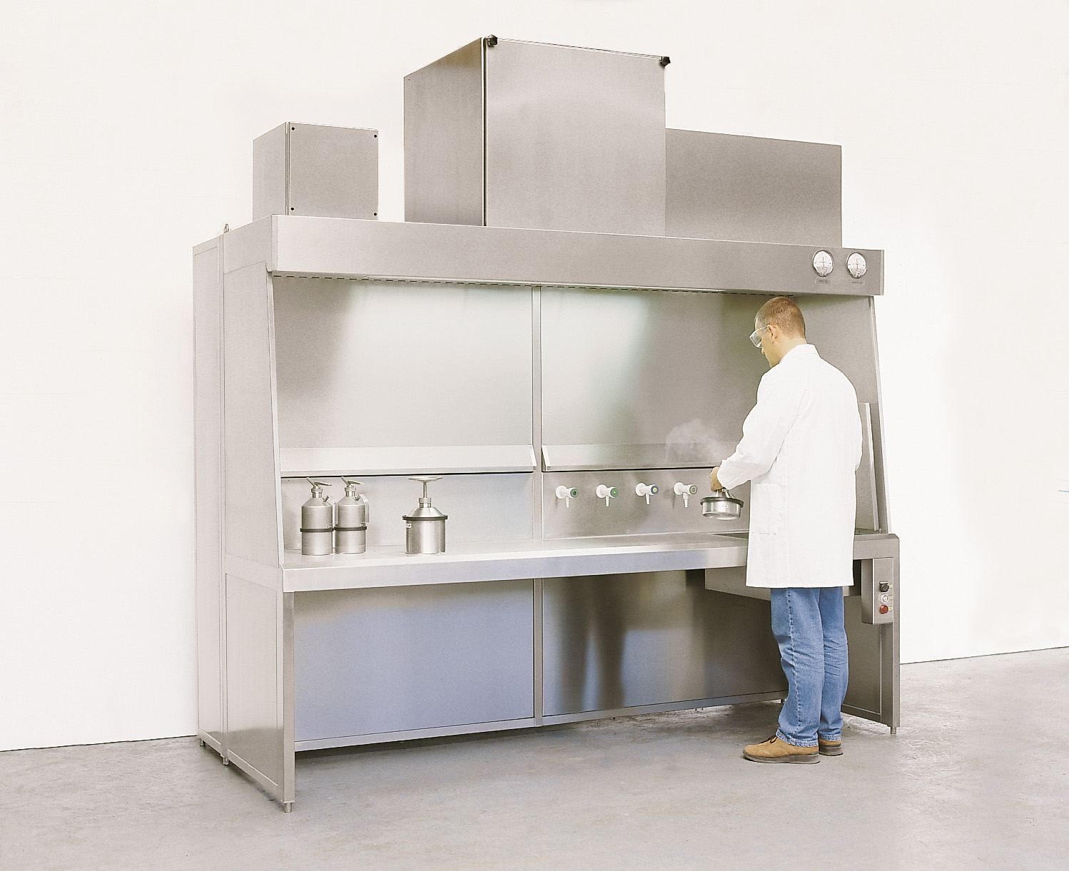 Arbeitstisch Typ AT-30 mit integrierten Medienanschlüssen und Sammelwanne