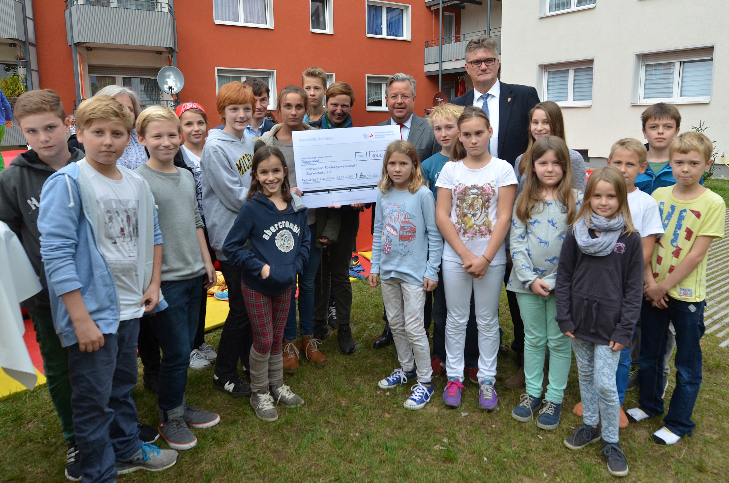 Schüler der Montessori-Schule in Darmstadt freuen sichüber 1.000 Euro des Wohnungsunterneh Schüler der Montessori-Schule in Darmstadt freuen sichüber 1.000 Euro des Wohnungsunterneh