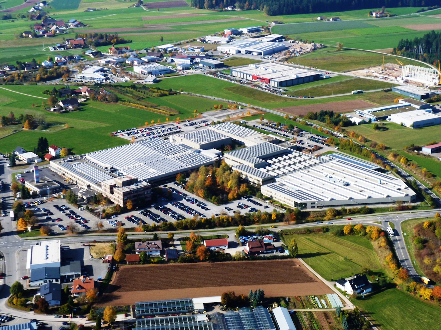 Die Firmengruppe Kern-Liebers spart mit Südwärme-Energie-Contracting Energiekosten ein.