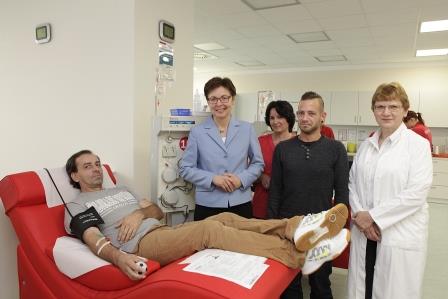 Spender Peter Orschel, Ministerin Taubert, Managerin Micheli, Patient Stephan Bierwirth, Dr. Rabe
