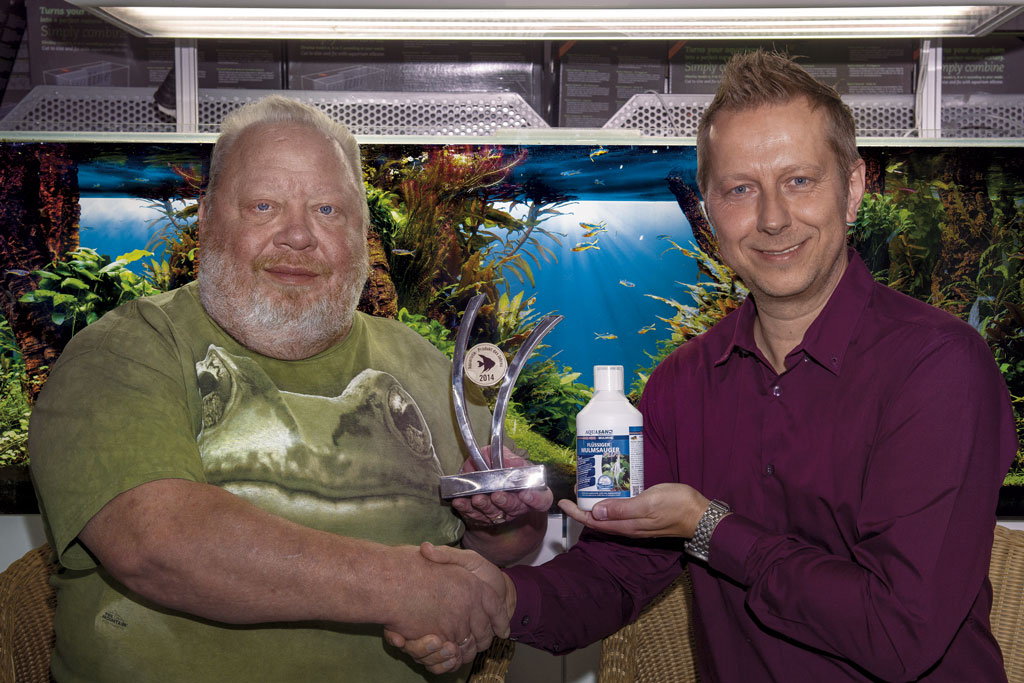 Norbert Zajac (li.) bei der Preisübergabe an Rainer Stolte (re.) von der Firma Aquasan Aquaristik.