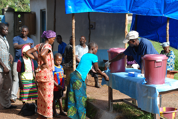Hygienemaßnahmen sind ein Baustein im Kampf gegen Ebola und schon ab wenigen Euro Spende mö