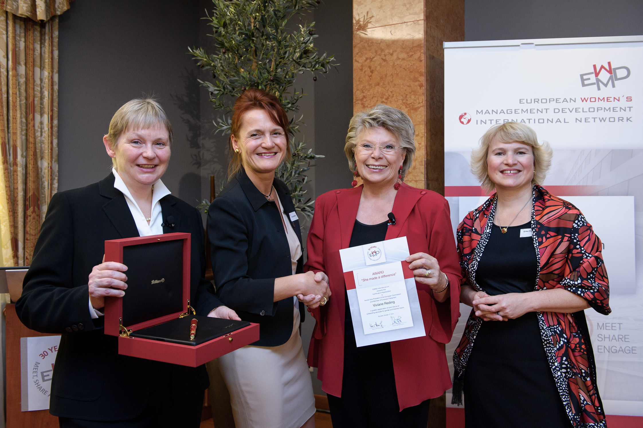 v.l.n.r.: Kris Hauf& Ursula Boehle (EWMD), Viviane Reding, Erika Hettich (EWMD) v.l.n.r.: Kris Hauf& Ursula Boehle (EWMD), Viviane Reding, Erika Hettich (EWMD)