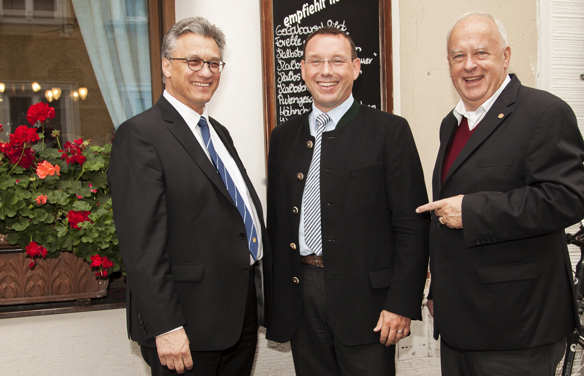 Siegfried Awissus (links) unterhält sich mit Hans Hammer (mitte) und Thomas Schmatz (rechts)