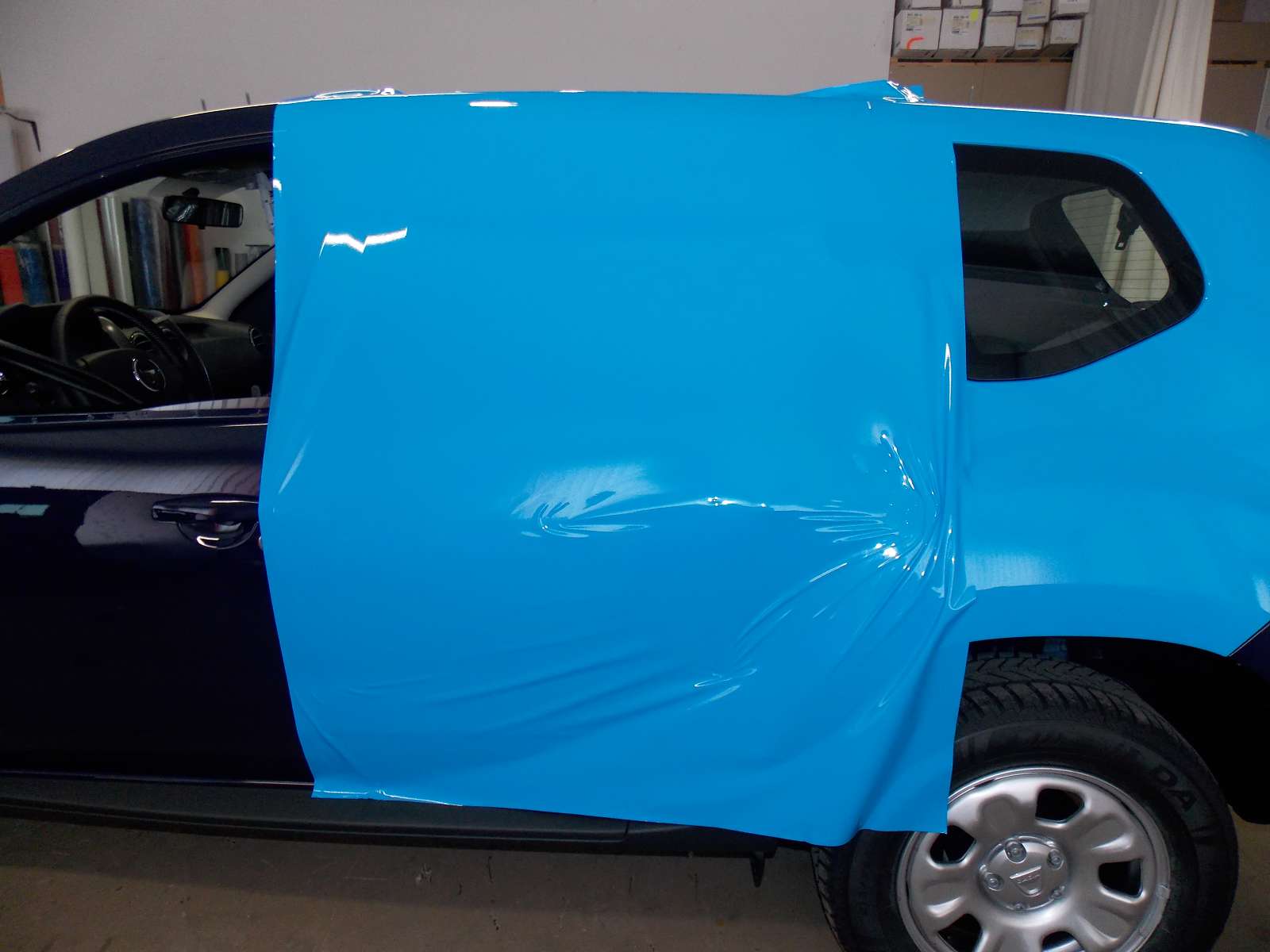 Folierung eines PKWs ( Fahrzeugvollbeklebung ) mit einer lichtblauen Car Wrapping Folie Folierung eines PKWs ( Fahrzeugvollbeklebung ) mit einer lichtblauen Car Wrapping Folie