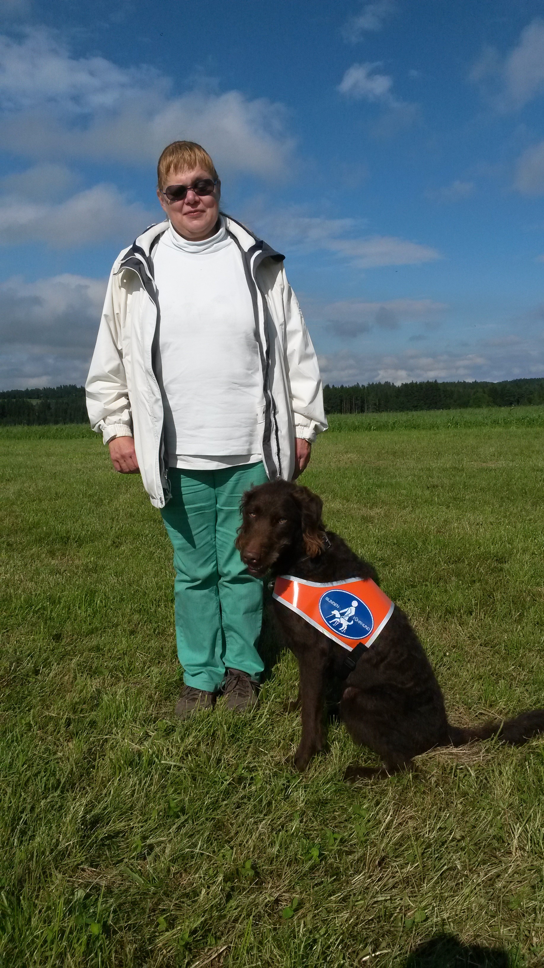 Gerda Mittag mit ihrem Führhund Rocco