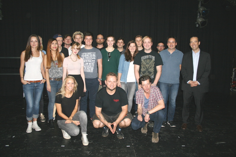 Die Musikmanagement-Studierenden mit Professor Michael Theede (re.) und Markthalle-Geschäftsführer M Die Musikmanagement-Studierenden mit Professor Michael Theede (re.) und Markthalle-Geschäftsführer M
