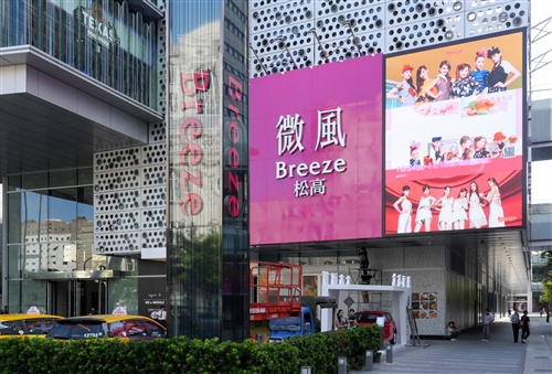 VIA Video Wall und Digital Signage Lösungen im Breeze Shopping Center in Taipeh (Taiwan)
