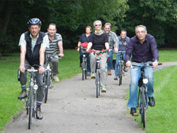 Mitarbeiter von CAD Schroer während der Radfahr-Kampagne