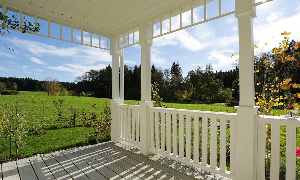 Bei den Neu England Häusern gibt es traditionell eine Porch (Foto: Greenville.ag) Bei den Neu England Häusern gibt es traditionell eine Porch (Foto: Greenville.ag)