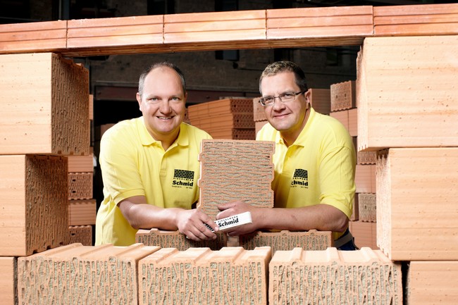 Seit 1999 leiten die Brüder Martin (links) und Karl Thomas Schmid das traditionsreiche Ziegelwerk Sc Seit 1999 leiten die Brüder Martin (links) und Karl Thomas Schmid das traditionsreiche Ziegelwerk Sc
