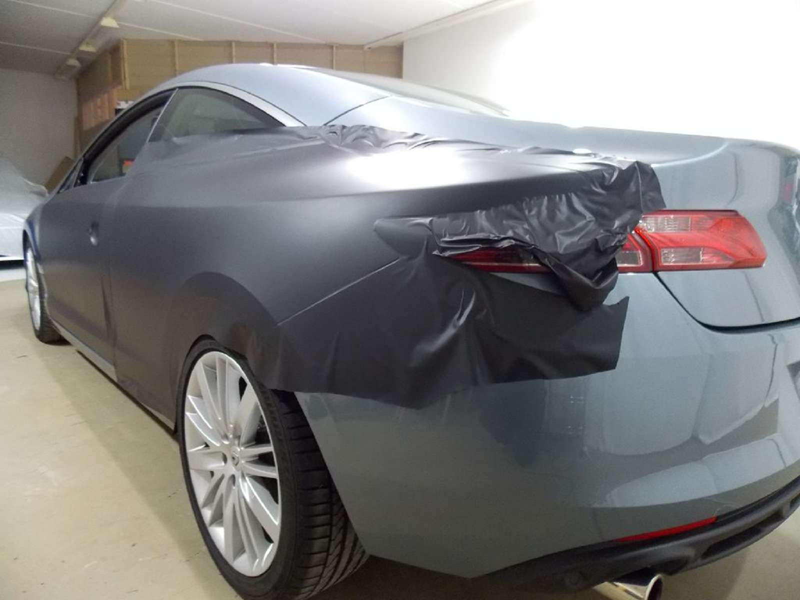Folierung eines PKWs ( Fahrzeugvollbeklebung ) mit einer schwarz matten Car Wrapping Folie des Herst