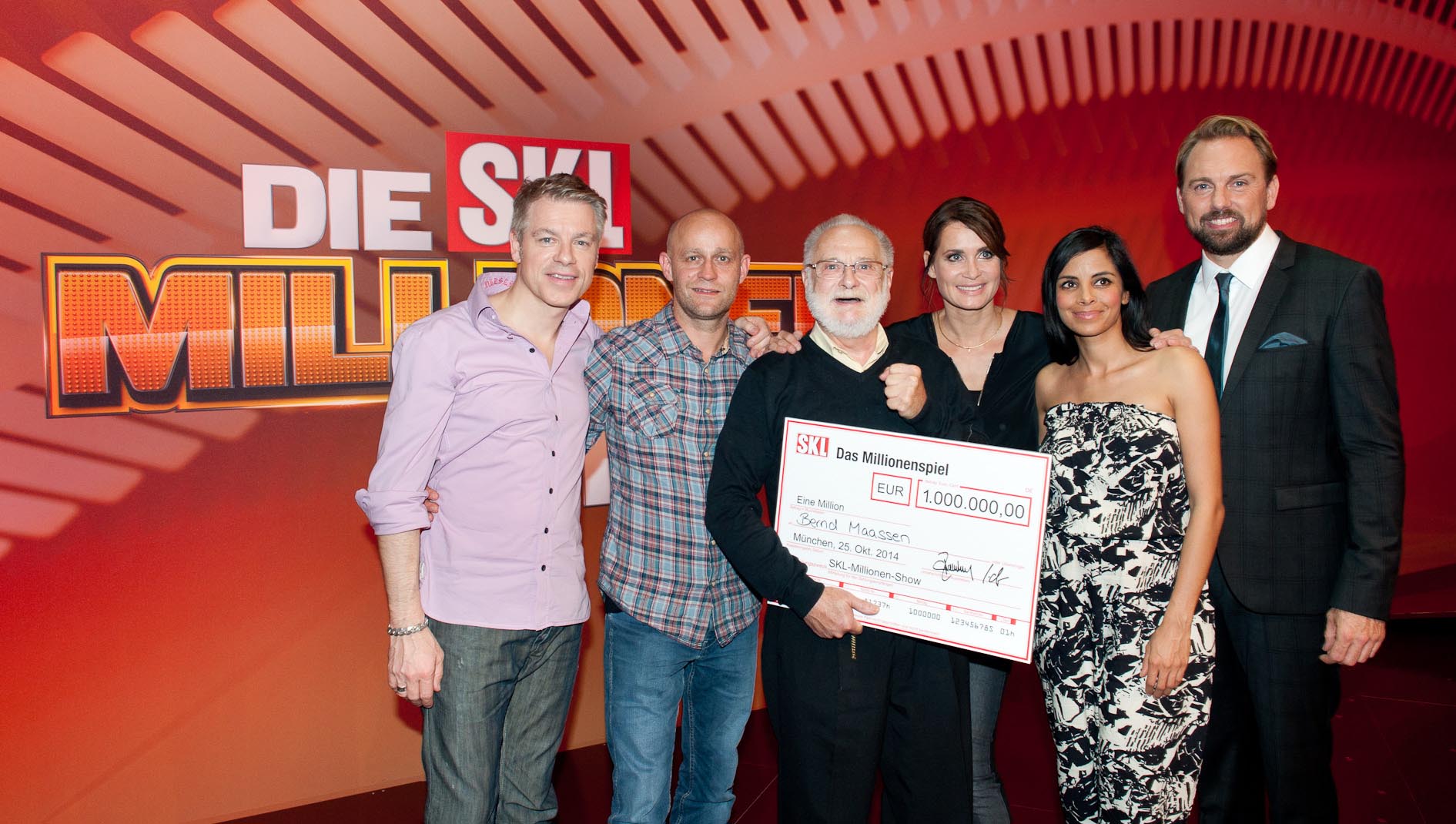 Die Promis und der Moderator gratulieren dem Neu-Millionär