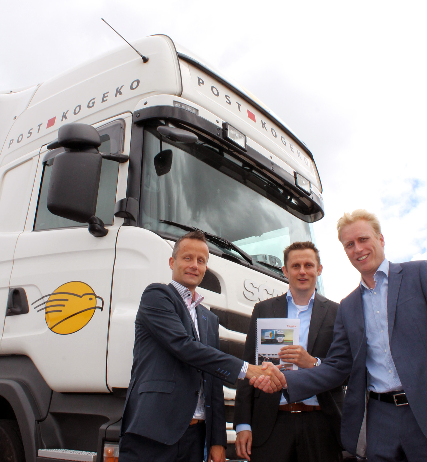 Bild v.l. Harald Lourens und Marcel Veenbrink (Post-Kogeko), Hein Thijssen (Transics Niederlande)