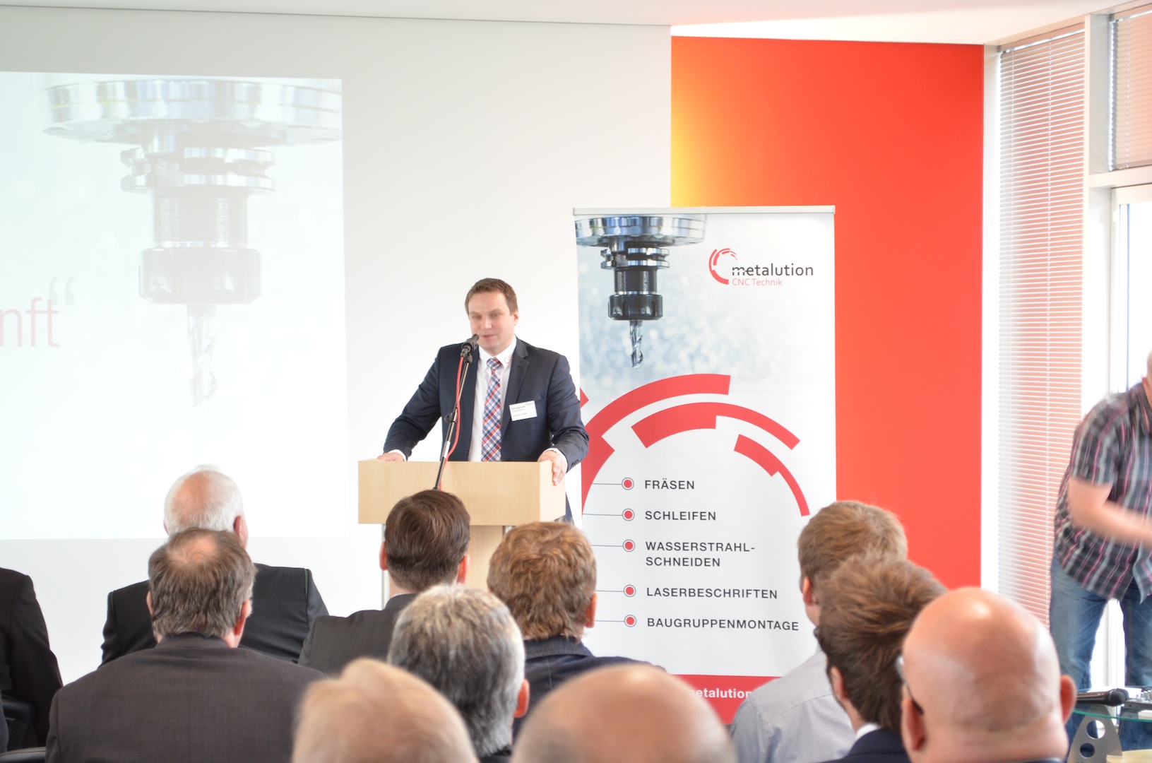 Geschäftsführer Markus Bogoczek präsentiert das neue Corporate Design der metalution GmbH