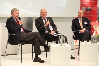 Bundespräsident a. D. Prof. Dr. Horst Köhler diskutiert mit Peter Rennerüber Afrika.