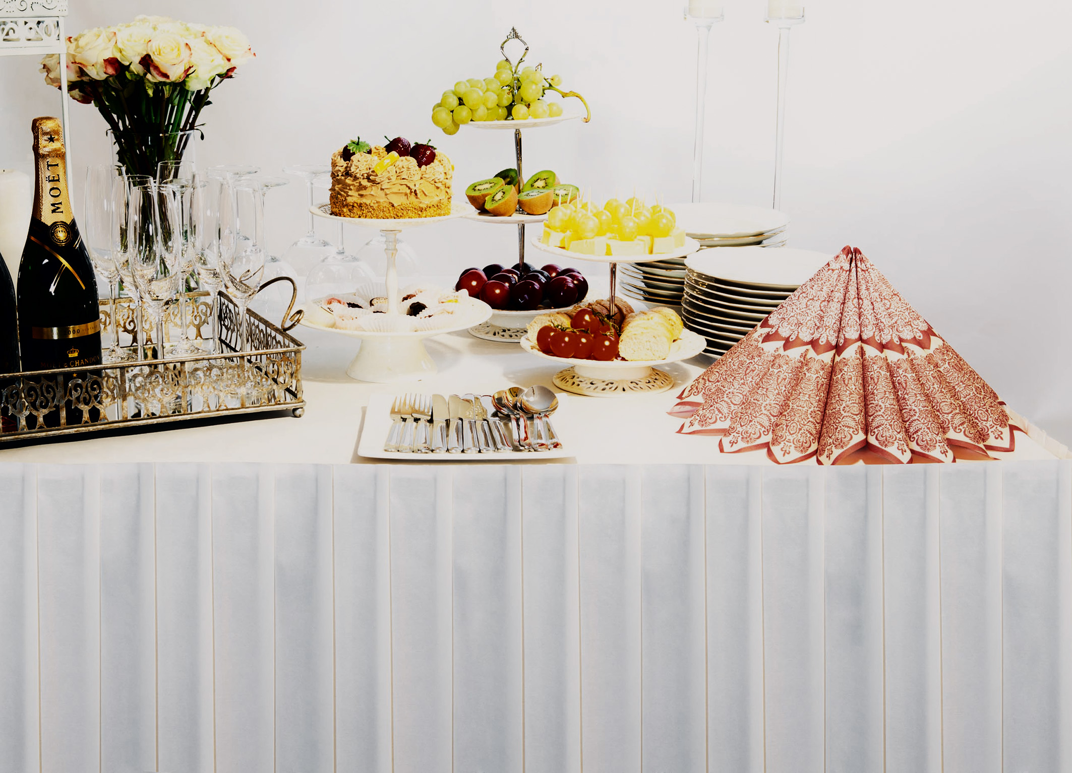 Mank Table-Skirtings geben dem Buffet einen edlen Rahmen. Linclass Airlaid Servietten runden das Bil