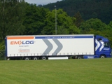 Starkes Team mit neuem Outfit. Einer der neu beschrifteten LKW Starkes Team mit neuem Outfit. Einer der neu beschrifteten LKW
