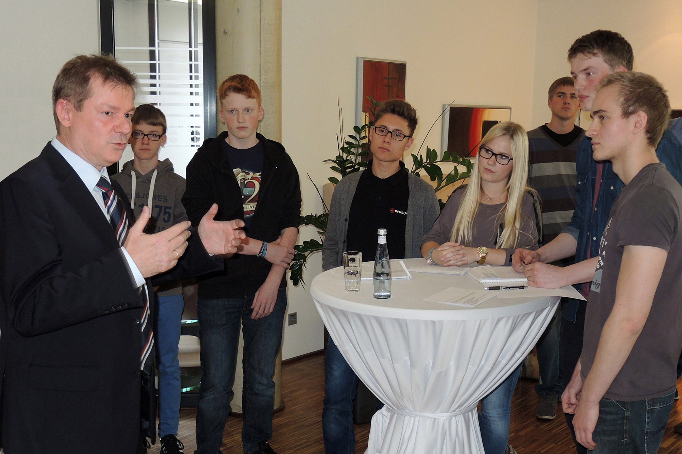 Dr. Markus Pieper (links) im Gespräch mit den Auszubildenden bei Fa. Pfreundt.