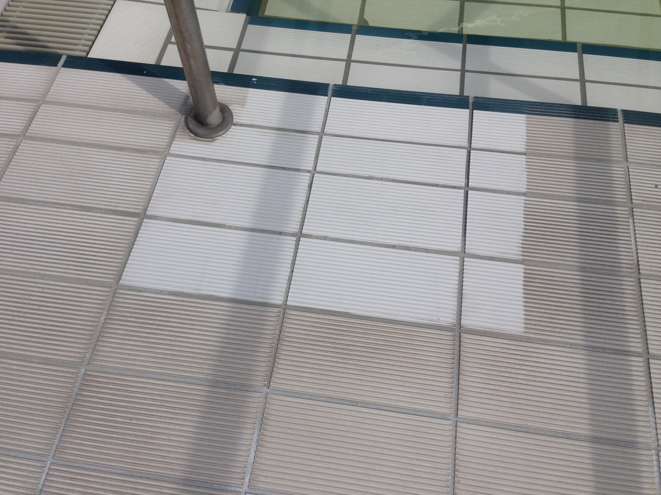 gereinigte Sicherheitsfliesen