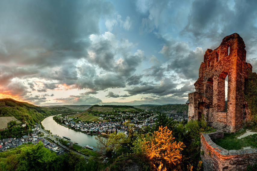 Die Grevenburg - eines der schönsten Mosel-Motive von Andreas Pacek. Die Grevenburg - eines der schönsten Mosel-Motive von Andreas Pacek.