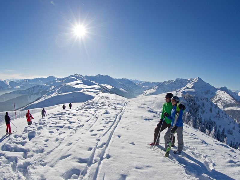 Schnee-Dorado Schatzberg mit Blicküber die Kitzbüheler Alpen.