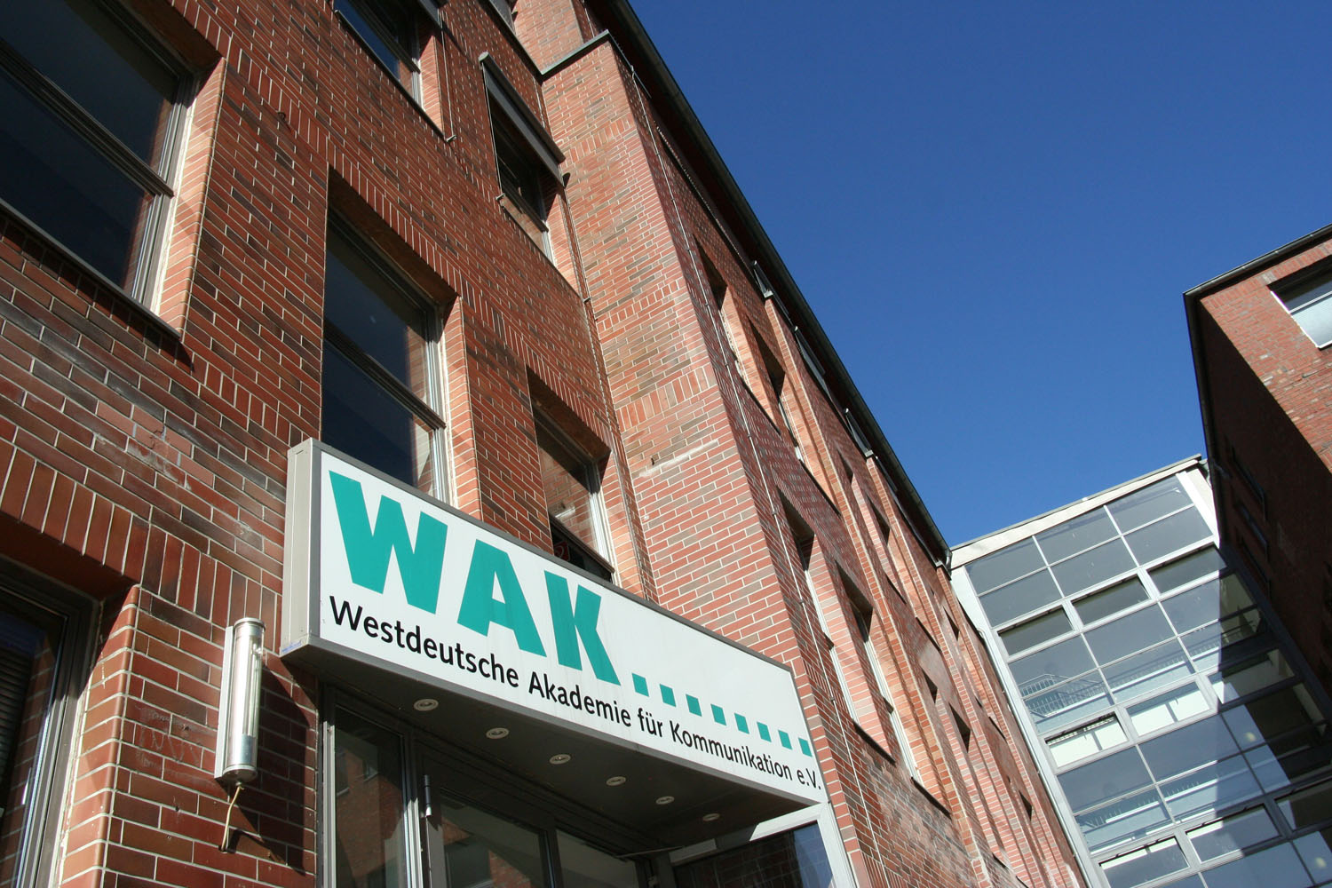 Eingang zur WAK im Kölner Süden Eingang zur WAK im Kölner Süden
