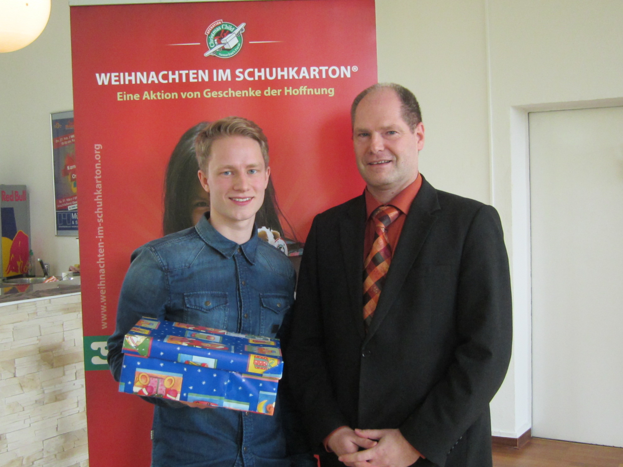 Sänger Björn Amadeus Kahl und"Weihnachten im Schuhkarton"-Mitarbeiter Michael Steinberg Sänger Björn Amadeus Kahl und"Weihnachten im Schuhkarton"-Mitarbeiter Michael Steinberg