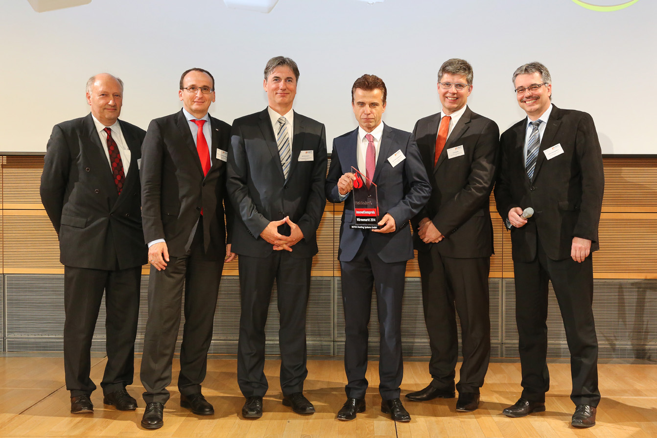 Geschäftsführer Dr. Grammling nimmt für ROTEX den Innovationspreis Wärmemarkt 2014 entgegen. Geschäftsführer Dr. Grammling nimmt für ROTEX den Innovationspreis Wärmemarkt 2014 entgegen.