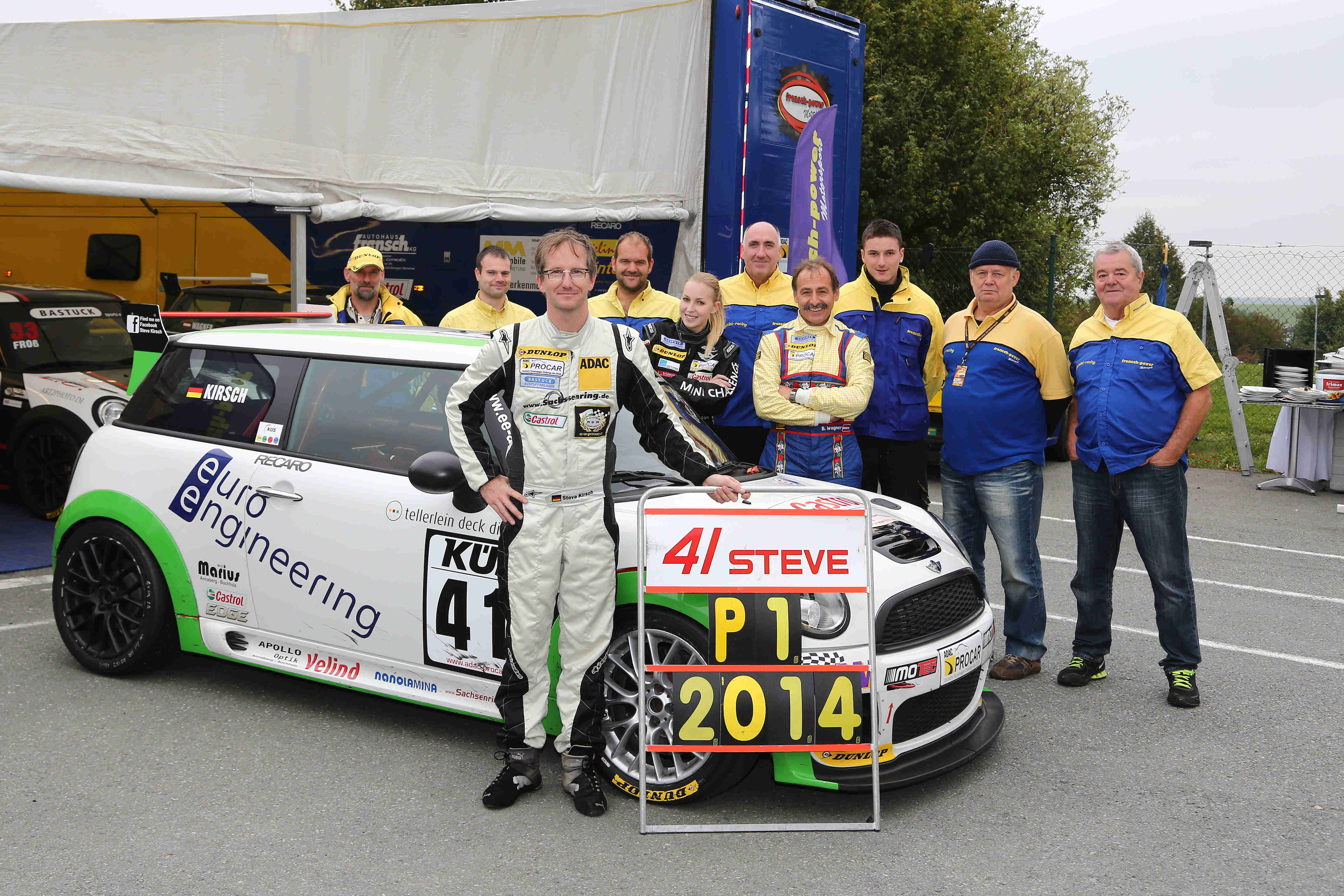 Steve Kirsch, Markenbotschafter der euro engineering AG, feiert zusammen mit seinem Team den Meister