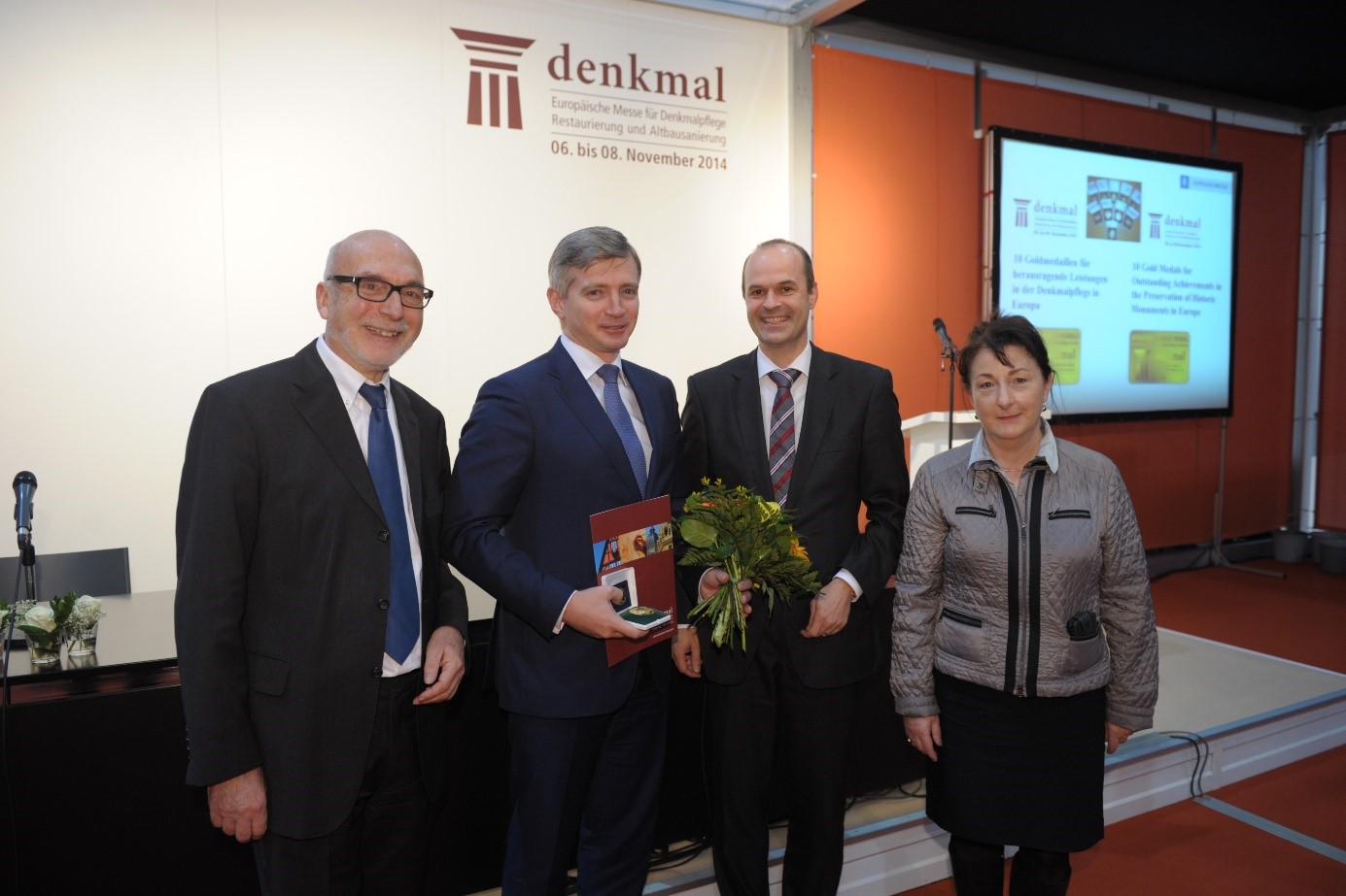 Der Minister der Moskauer Stadtregierung Alexander Kibovskij (Mitte) nimmt die Ehrung entgegen. Der Minister der Moskauer Stadtregierung Alexander Kibovskij (Mitte) nimmt die Ehrung entgegen.