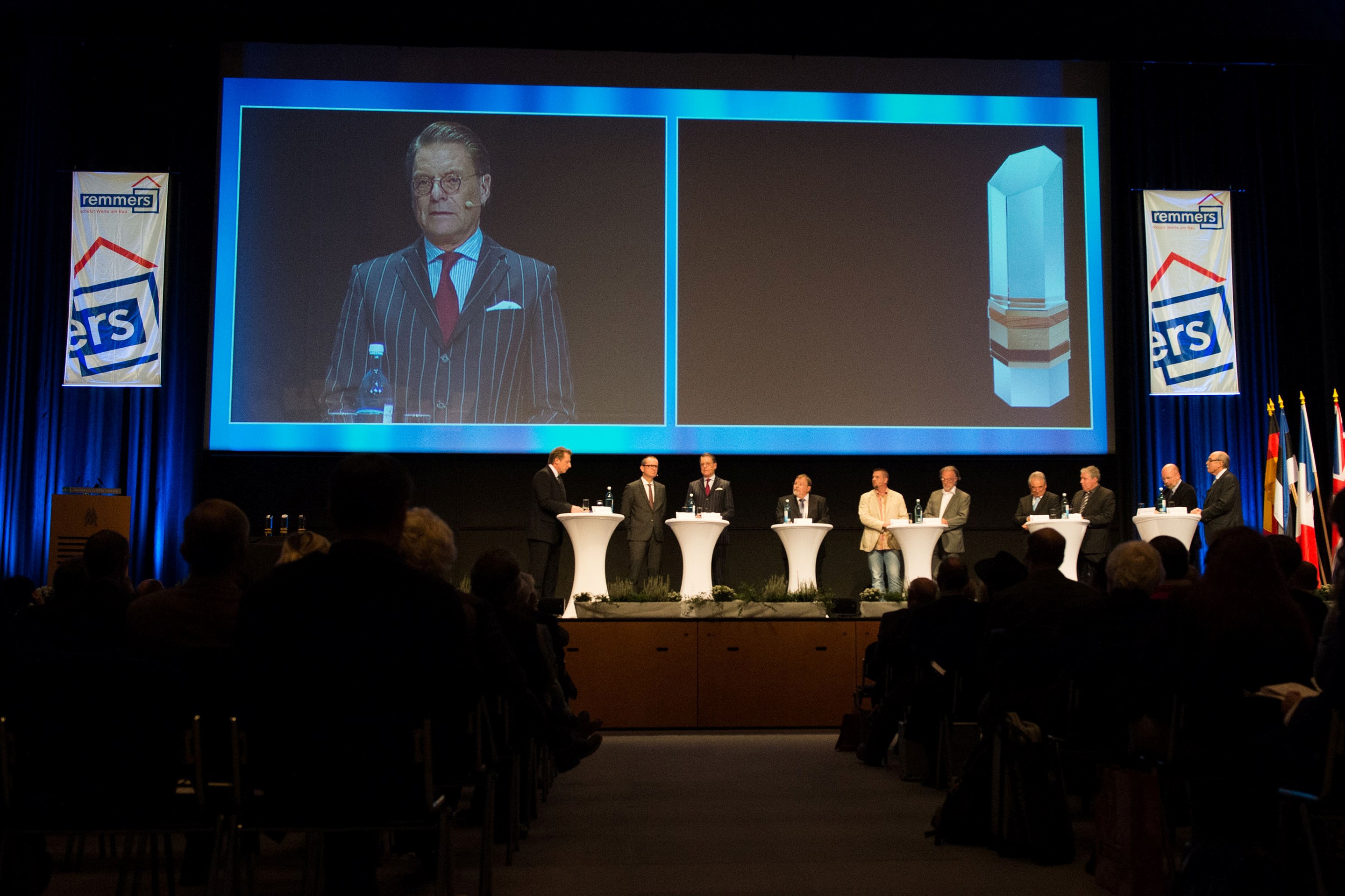 Theodor J. Tantzen im Gespräch mit NDR-Moderator Ludger Abeln und weiteren Podiumsteilnehmern, Fotog Theodor J. Tantzen im Gespräch mit NDR-Moderator Ludger Abeln und weiteren Podiumsteilnehmern, Fotog