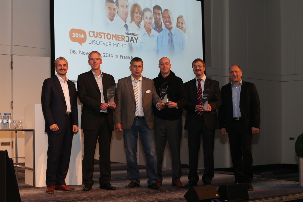 Jochen Jaser (li) und Michael Schmidt (re) mit den Matrix42 Innovation Award Gewinnern. Jochen Jaser (li) und Michael Schmidt (re) mit den Matrix42 Innovation Award Gewinnern.