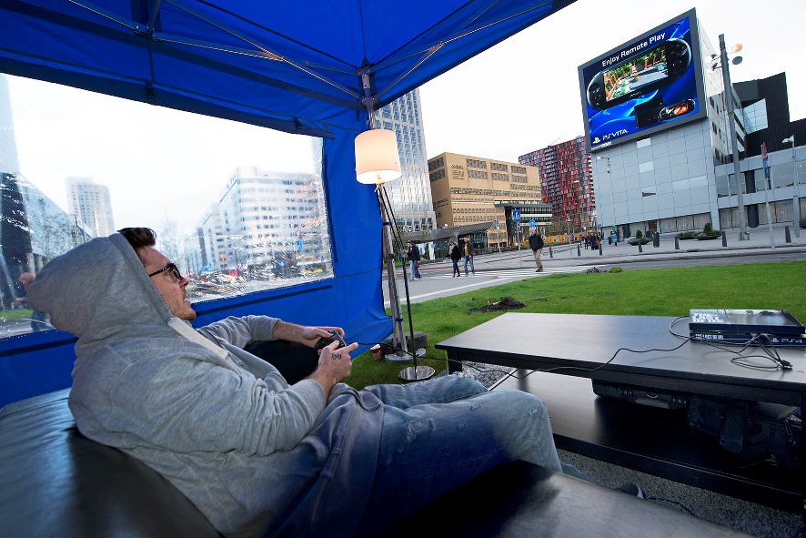 blowUP media und PlayStation lassen Gamer auf 170 m²Digitalscreen in Rotterdam spielen.