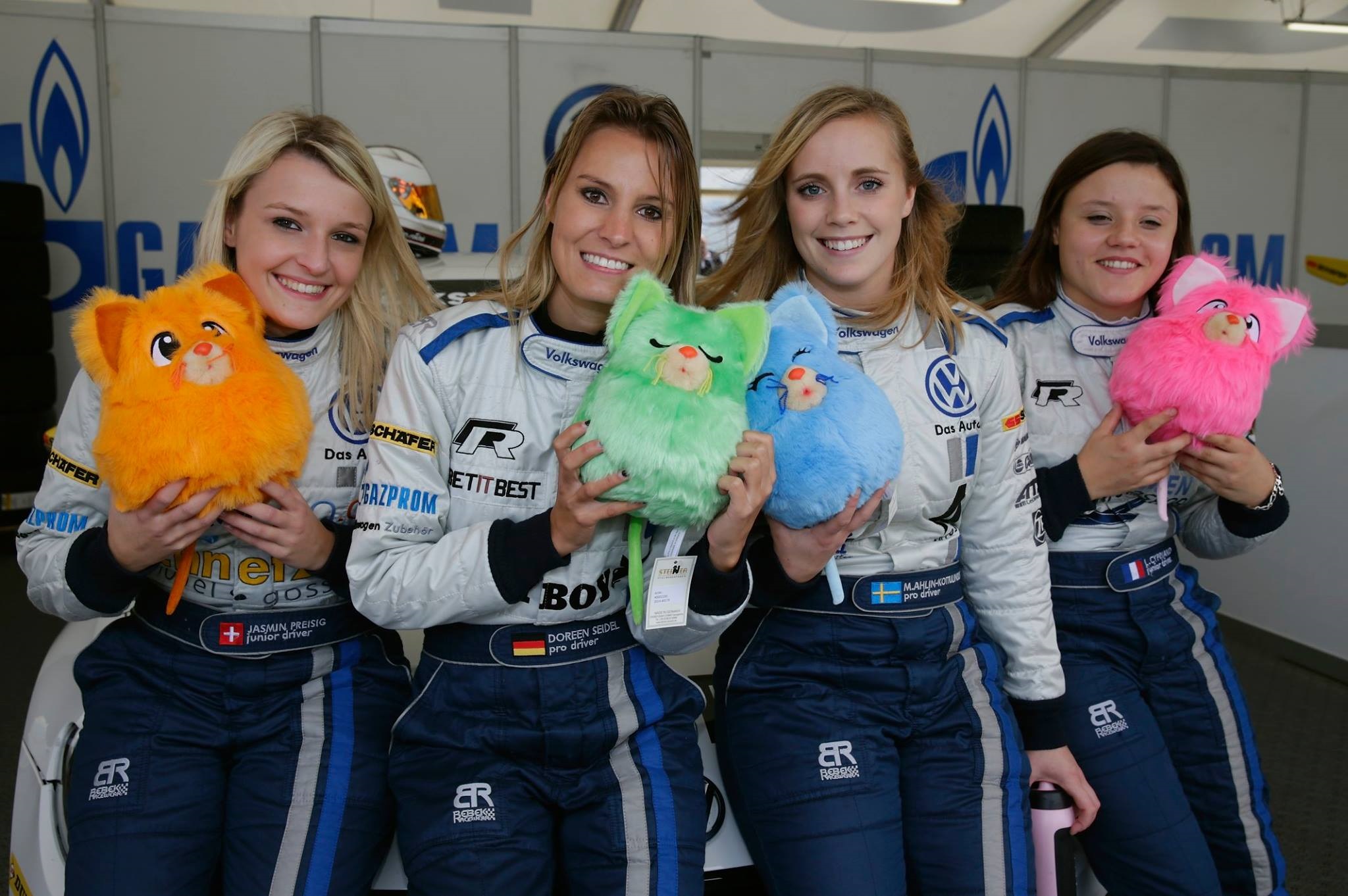 Rennfahrerin und Playmate Doreen Seidel (2.v.li) tritt für die Cotton Candy Mouse auf's Gaspedal