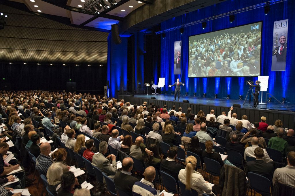 Rund 2400 Menschen nahmen am nls®-Verkaufsseminar von Marc M. Galal in Frankfurt teil. Rund 2400 Menschen nahmen am nls®-Verkaufsseminar von Marc M. Galal in Frankfurt teil.