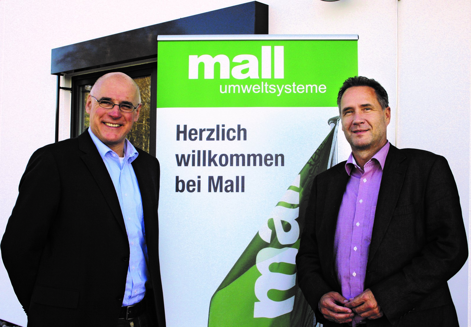 Geschäftsführer Markus Grimm begrüßt den neuen Vertriebsleiter fürÖsterreich, Heinz Schnabl.