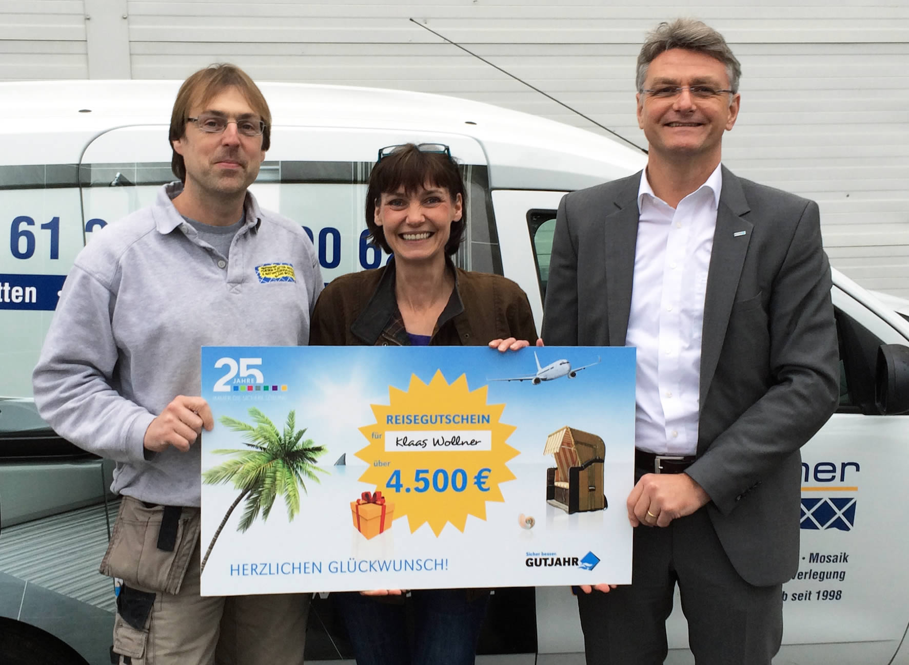 Gutjahr-Geschäftsführer Ralph Johannübergab den Hauptpreis des Jubiläumsgewinnspiels. Gutjahr-Geschäftsführer Ralph Johannübergab den Hauptpreis des Jubiläumsgewinnspiels.