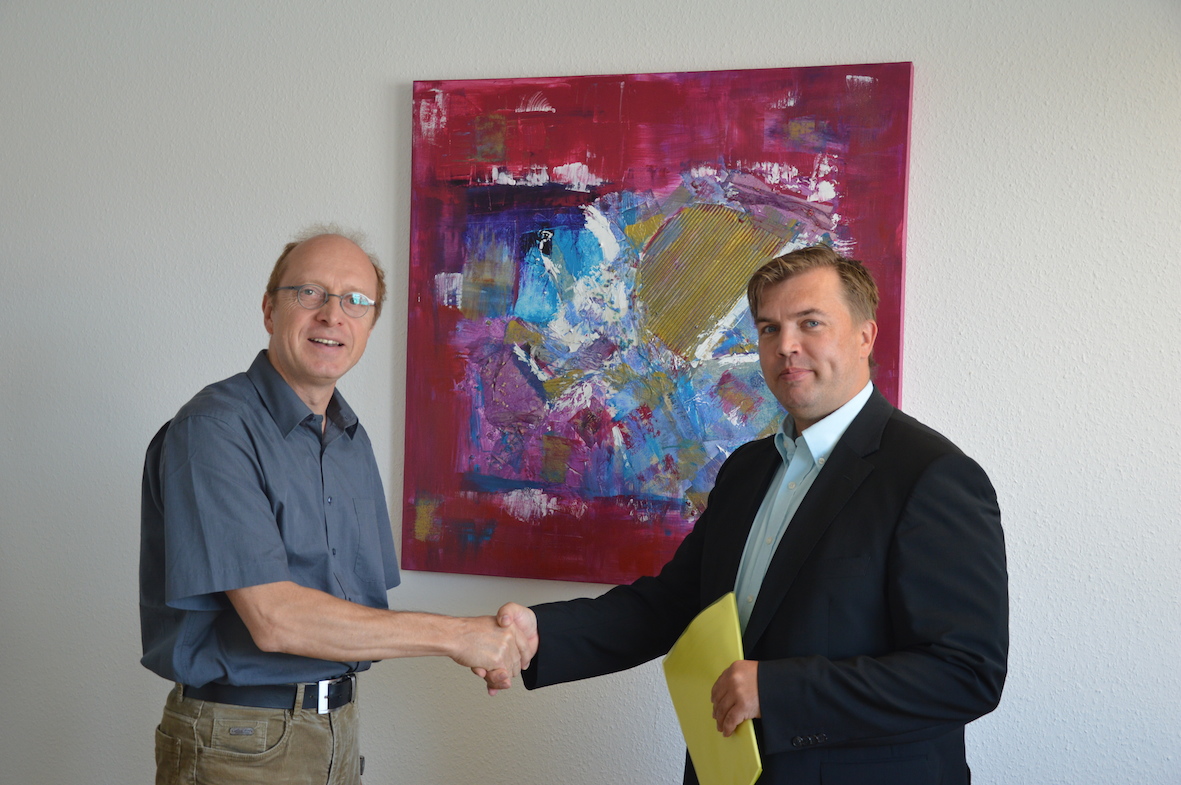 Unternehmensübergabe dank axanta AG: Verkäufer Norbert Braun (links) und der neue Eigentümer Candy H Unternehmensübergabe dank axanta AG: Verkäufer Norbert Braun (links) und der neue Eigentümer Candy H
