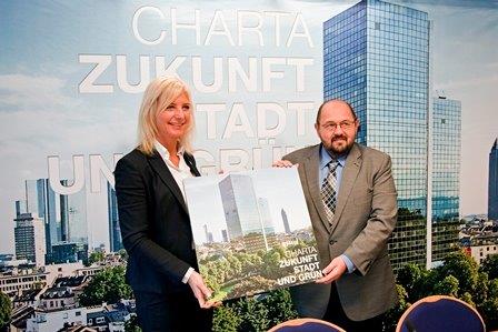 VGL Vizepräsident Gerhard Zähüberreicht die Charta an Bayerns Umweltministerin Ulrike Scharf VGL Vizepräsident Gerhard Zähüberreicht die Charta an Bayerns Umweltministerin Ulrike Scharf