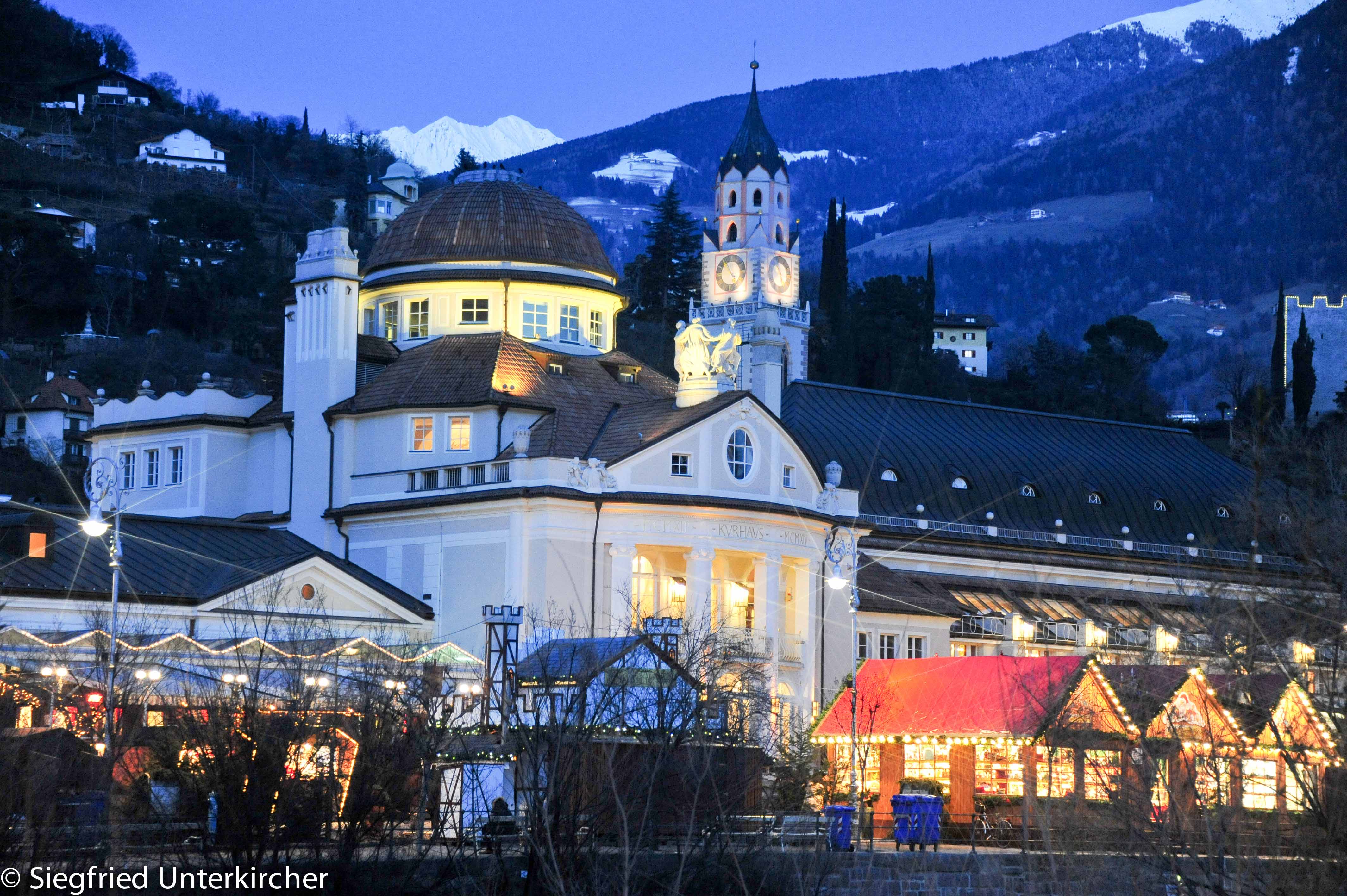 Meraner Weihnacht: Der Christkindlmarkt von Meran rund um das Meraner Kurhaus Meraner Weihnacht: Der Christkindlmarkt von Meran rund um das Meraner Kurhaus