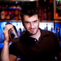 Im Ausland die Sprache lernen und beispielsweise als Barkeeper arbeiten.