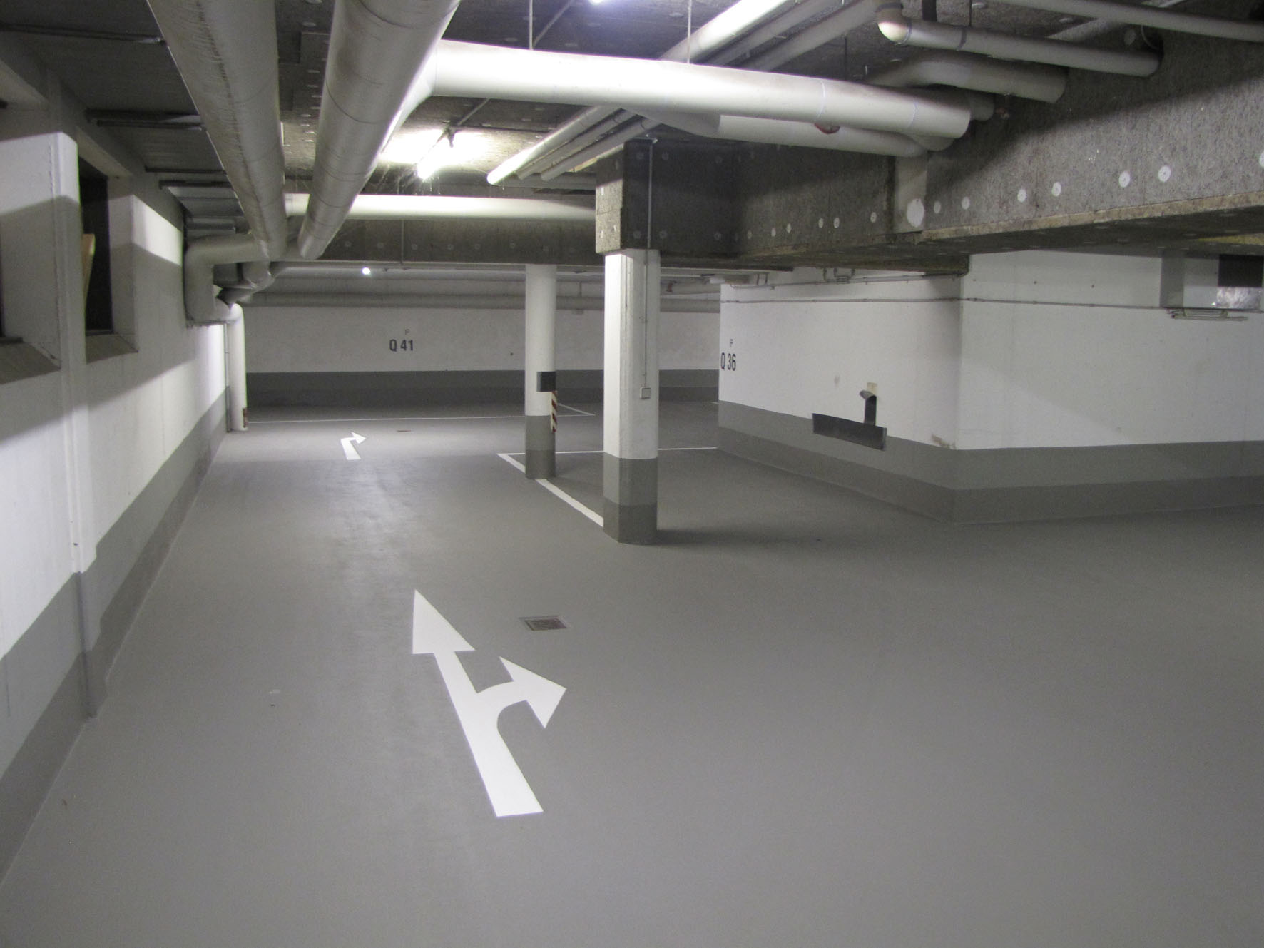 In der kalten Jahreszeit wurde die Tiefgarage in Berlin mit Triflex Flüssigkunststoff saniert. In der kalten Jahreszeit wurde die Tiefgarage in Berlin mit Triflex Flüssigkunststoff saniert.