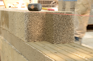 Guter Putzgrund: Außenputz kann sich mit Leichtbeton-Mauerwerk aufgrund der offenporigen Struktur be Guter Putzgrund: Außenputz kann sich mit Leichtbeton-Mauerwerk aufgrund der offenporigen Struktur be