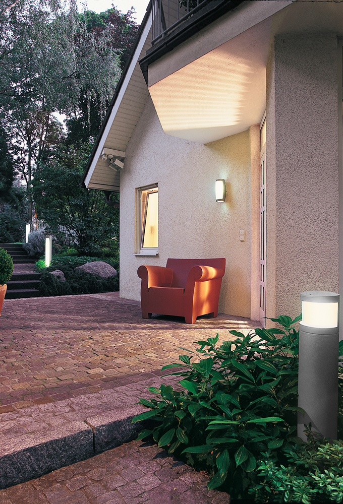 Am Hauseingang sorgt eine blendfreie Wandleuchte für gutes Licht. (Foto: licht.de) Am Hauseingang sorgt eine blendfreie Wandleuchte für gutes Licht. (Foto: licht.de)