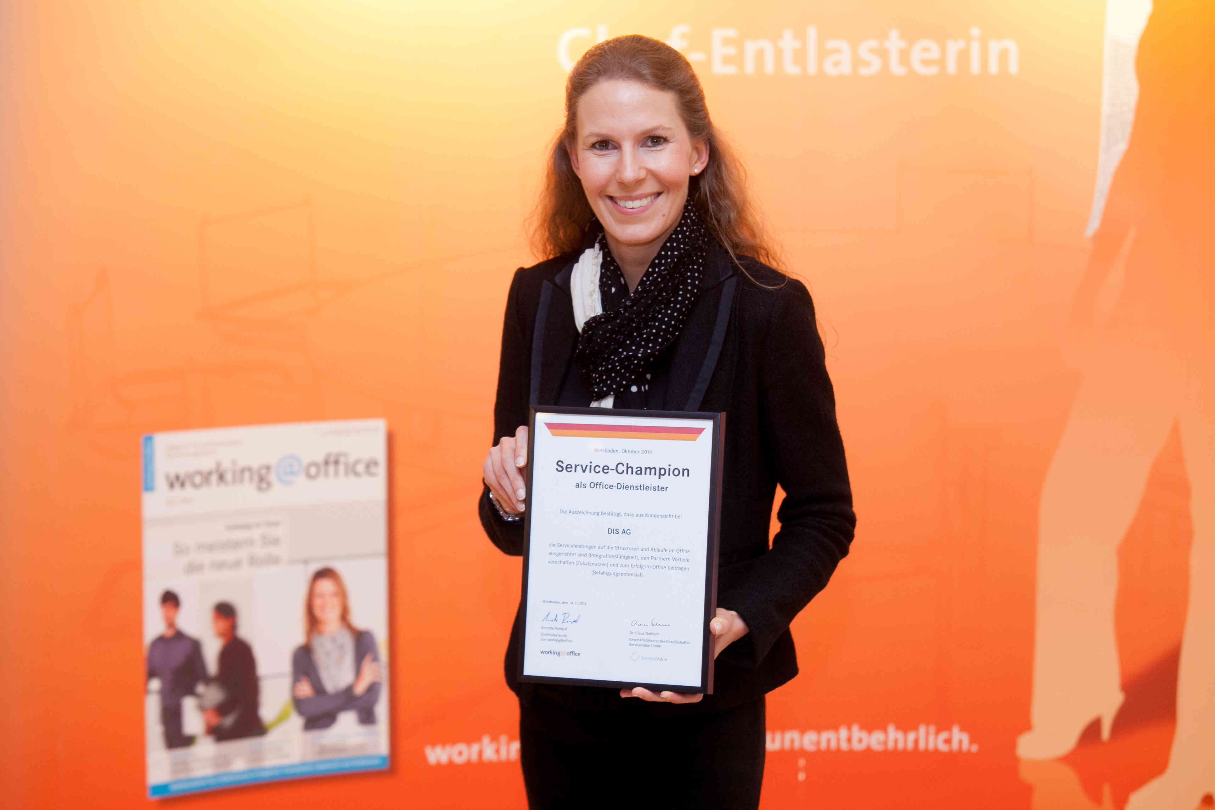 Frauke Brüninghaus, Manager Fachbereich Assistenz& Sekretariat, mit der Auszeichnung Frauke Brüninghaus, Manager Fachbereich Assistenz& Sekretariat, mit der Auszeichnung