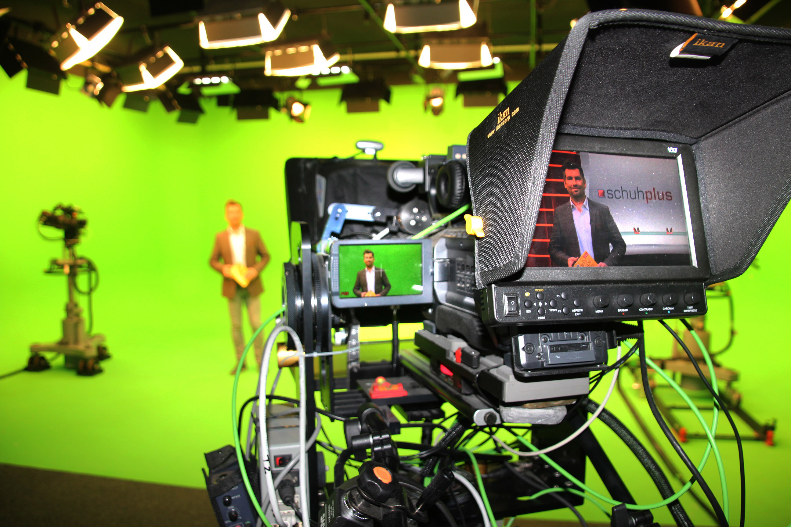 Kay Zimmer, Gründer und Geschäftsführer von schuhplus Schuhe inÜbergrößen, im virtuellen TV-Studio. Kay Zimmer, Gründer und Geschäftsführer von schuhplus Schuhe inÜbergrößen, im virtuellen TV-Studio.