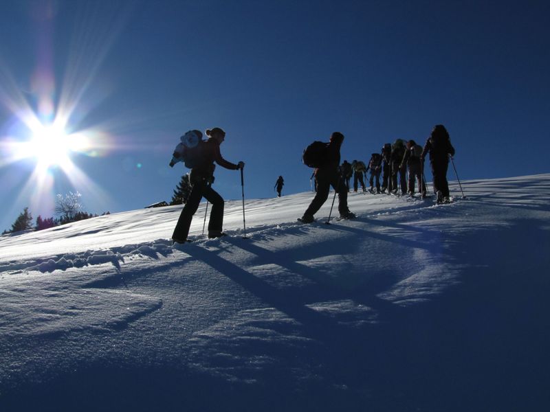 Mal bei Vollmond, mal bei Wintersonne: Schneeschuh-Paradies Alpenwelt Karwendel. (Bildquelle: Bergsc Mal bei Vollmond, mal bei Wintersonne: Schneeschuh-Paradies Alpenwelt Karwendel. (Bildquelle: Bergsc