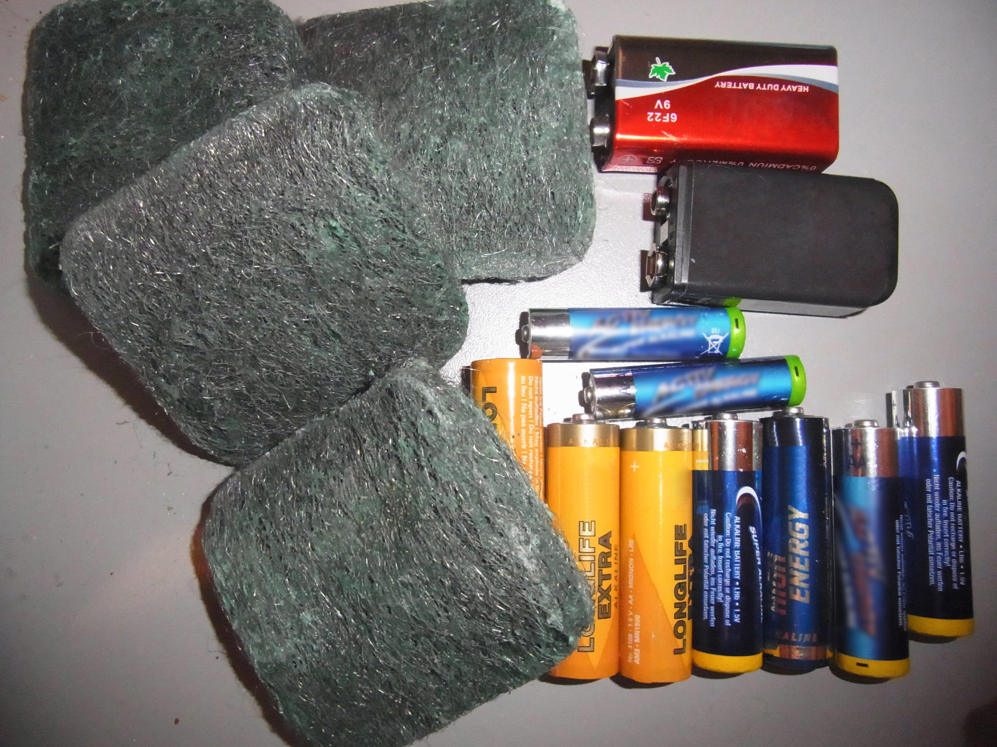 Das R+V-Infocenter rät: Stahlwolle und Blockbatterien nicht zusammen aufbewahren - Brandgefahr Das R+V-Infocenter rät: Stahlwolle und Blockbatterien nicht zusammen aufbewahren - Brandgefahr